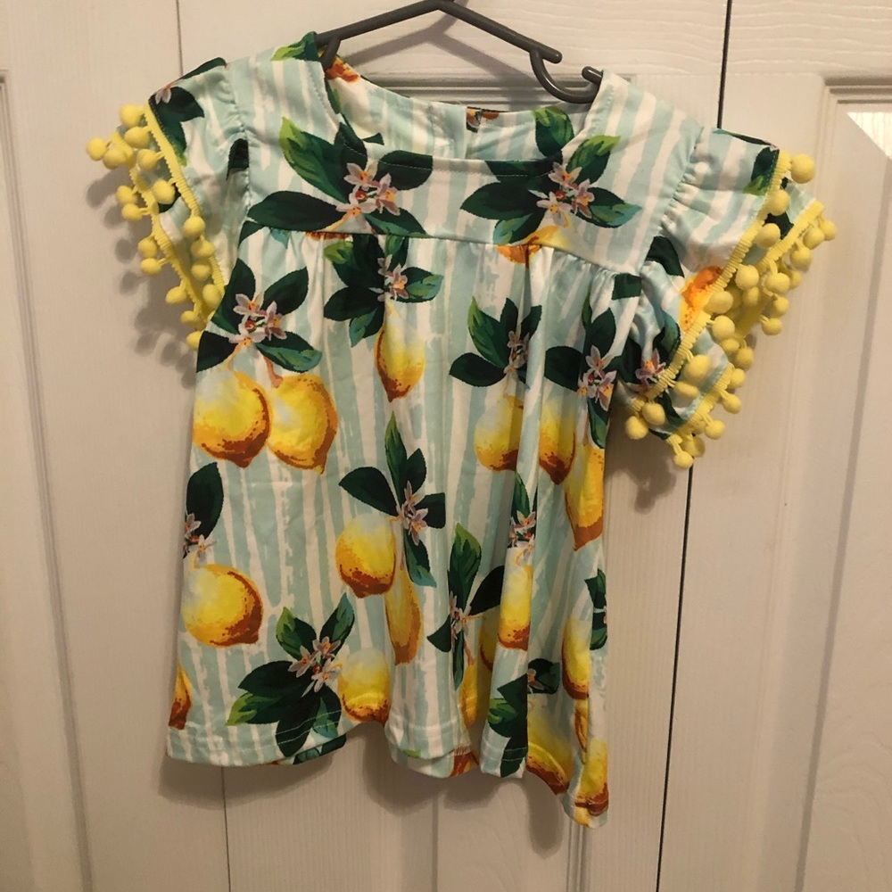 Girls ruffle sleeve top. NEW WITHOUT TAGS